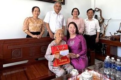 Thăm và tặng quà gia đình người có công với cách mạng tiêu biểu