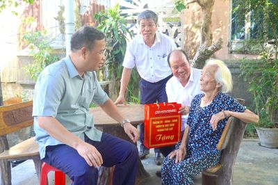 Phó Bí thư Thường trực Thành ủy, Chủ tịch HĐND thành phố Phạm Đức Tiến thăm, tặng quà người có công