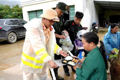 Những bóng áo vàng nơi rốn lũ Mường Than