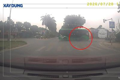 Lao như tên bắn qua đèn vàng, người đàn ông tông thẳng xe buýt