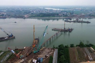 Lăng kính xây dựng 22/7: Hà Nội thúc tiến độ 7 cầu vượt sông Hồng, vướng ở đâu xử lý ở đó