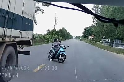 Bắc Ninh: Xe máy loạng choạng đối đầu ô tô khiến người phụ nữ tử vong