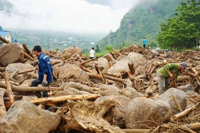Sau lũ quét, người Mường Than gom từng khúc cây rừng ngổn ngang gây dựng lại cuộc sống