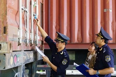 Hải quan tăng cường kiểm tra hàng vật liệu lát sàn xuất khẩu sang Hoa Kỳ