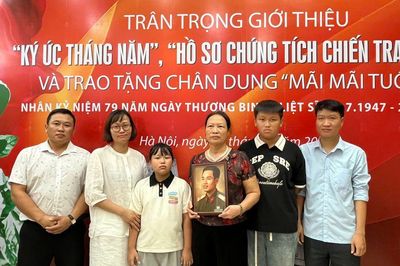 Thông tin tiếp giới thiệu 'Hồ sơ Chứng tích chiến tranh 2026', 'Ký ức tháng Năm' và trao tặng chân dung 'Mãi mãi tuổi 20'