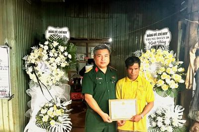 Hạ sỹ Kpă Thiêp dũng cảm cứu sống hai người dân