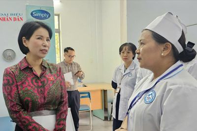 Ủy ban Dân nguyện và Giám sát khảo sát việc bảo đảm nhân lực y tế tại phường Thống Nhất, Gia Lai