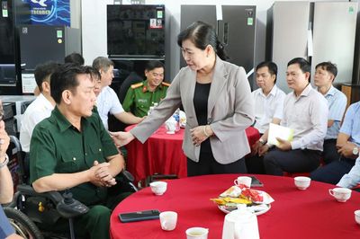 Trưởng Đoàn ĐBQH tỉnh Đồng Tháp Châu Thị Mỹ Phương thăm, tặng quà thương binh làm kinh tế giỏi