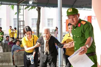 Những chuyến xe nghĩa tình tri ân thân nhân liệt sĩ tại Cần Thơ