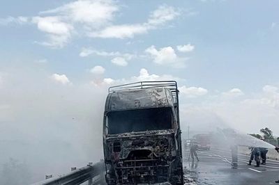 Xe tải bốc cháy dữ dội trên cao tốc Vân Phong - Nha Trang