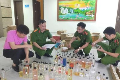 Khởi tố 13 bị can về tội sản xuất nước hoa giả