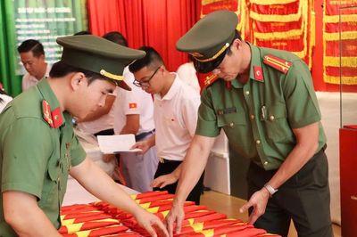 Công an TP Hồ Chí Minh tiếp nhận di ảnh liệt sĩ phục dựng