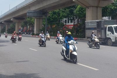 Hà Nội ngày nắng, chiều tối đề phòng mưa dông