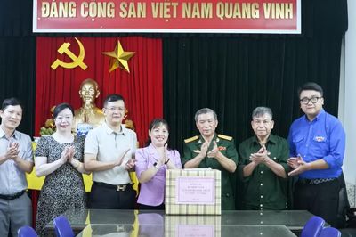 Phường Ngọc Hà thăm, tặng quà doanh nghiệp có nhiều lao động là thương binh