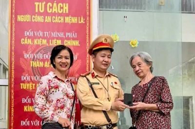 CSGT Hà Nội trao trả điện thoại bị rơi cho cụ bà