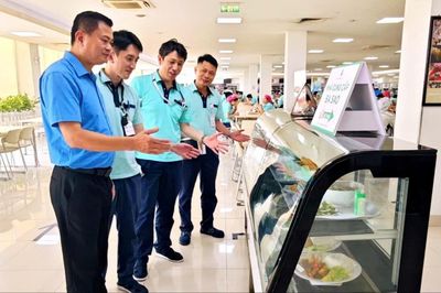 Ấm áp bữa cơm công đoàn