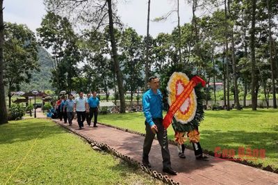 Liên đoàn Lao động tỉnh dâng hương tri ân, tặng quà gia đình đoàn viên có thân nhân là người có công