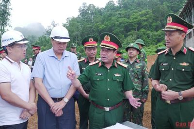 Trung tướng Nguyễn Bá Lực, Phó Tổng Tham mưu trưởng Quân đội nhân dân Việt Nam kiểm tra tiến độ thi công các trường phổ thông nội trú liên cấp