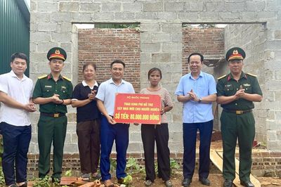 Bí thư Đảng ủy phường Thục Phán Vũ Đình Quang trao kinh phí hỗ trợ xây dựng nhà ở cho hộ nghèo, cận nghèo