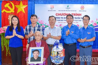 Trao quà, tặng di ảnh phục dựng tri ân gia đình liệt sĩ