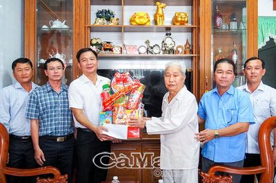Lãnh đạo tỉnh thăm, tặng quà người có công nhân dịp 27/7