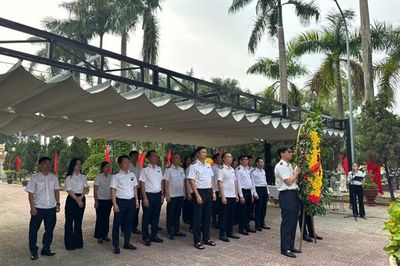 Kiểm toán nhà nước khu vực I dâng hương các Anh hùng liệt sỹ tại Nghĩa trang Liệt sỹ Nhổn