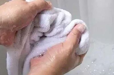 Khăn lau tay trong phòng tắm, nhà bếp có thể chứa đầy vi khuẩn nếu mắc 5 sai lầm này