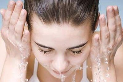 Rửa mặt hay tẩy tế bào chết trước? Thứ tự đúng giúp hạn chế kích ứng