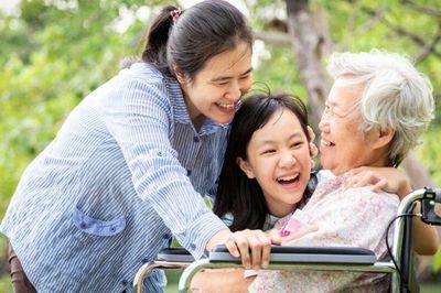 Muốn con cái sống hạnh phúc, cha mẹ về già nên tránh 3 cách ứng xử này