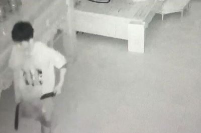 Kẻ lạ xuất hiện trong đêm, dùng dao khống chế người mẹ đang ngủ cùng 2 con nhỏ
