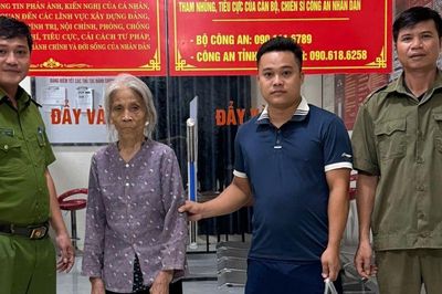 Không nhớ đường về, cụ bà được công an đưa trở lại vòng tay gia đình