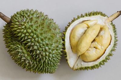 Khởi tố 2 bị can buôn lậu hơn 7.000 sản phẩm thuốc nhúng sầu riêng trị giá hơn 4,5 tỷ đồng