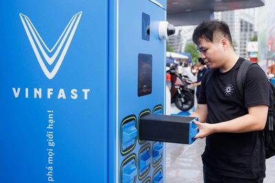 Pin xe máy điện dùng được bao lâu? 5 thói quen khiến pin 'chết yểu' người dùng cần lưu ý