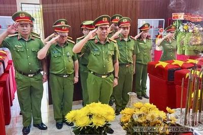 Phòng Cảnh sát Thi hành án hình sự và Hỗ trợ tư pháp Công an TPHCM: Dâng hương tưởng niệm các Anh hùng liệt sĩ tại Công viên Lê Thị Riêng