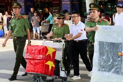 Công an TPHCM tiếp nhận di ảnh liệt sĩ phục dựng