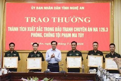 Trao bằng khen và thưởng nóng cho Ban chuyên án triệt phá thành công đường dây ma túy lớn