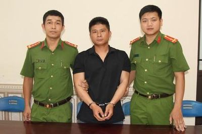 Vận động 2 đối tượng bị truy nã về tội bắt cóc nhằm chiếm đoạt tài sản và cố ý gây thương tích ra đầu thú