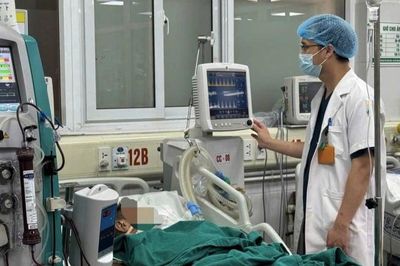 Hôn mê, suy đa tạng bởi ly rượu chứa cồn công nghiệp
