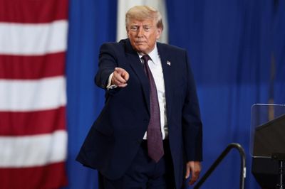 Ông Trump áp thuế 50% đối với hàng hóa Canada