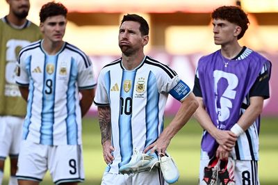 Chỉ 1 câu của Messi khiến dân mạng sôi sục 'thuyết âm mưu', sự thật là gì?