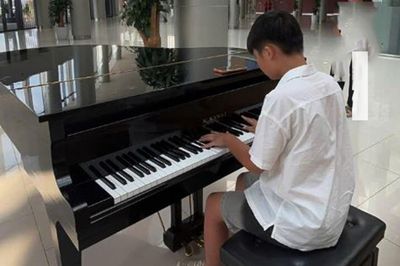 Cậu bé lớp 7 đi gần 30km đến bệnh viện đánh đàn cho bệnh nhân nghe