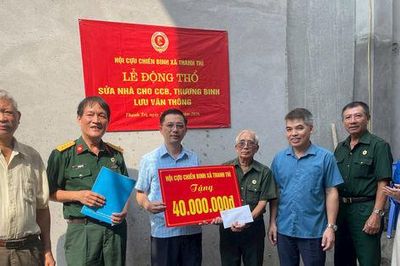 Xã Thanh Trì hỗ trợ sửa chữa nhà, trao xe lăn tặng cựu chiến binh
