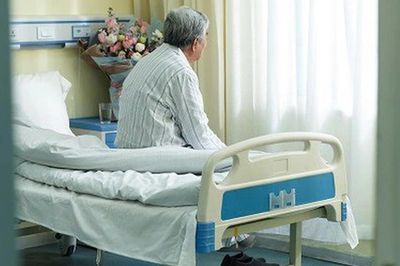 Nằm viện 7 ngày, nhìn thái độ của 3 con, tôi mới hiểu: Tuổi già muốn an nhàn phải giữ chặt 3 thứ