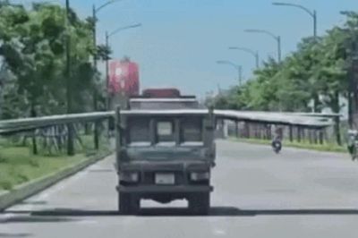 Ninh Bình: Chở hàng như 'làm xiếc' trên đường, lái xe tải và chủ xe bị xử phạt nặng