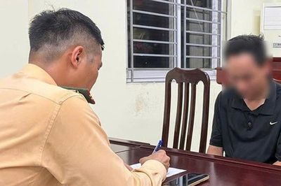 Hà Nội: Tạm giữ hình sự tài xế xe ô tô chống đối, đẩy lùi CSGT trên đường Nguyễn Hoàng