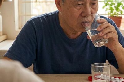 Nên uống omeprazole trị trào ngược dạ dày vào buổi sáng hay buổi tối?