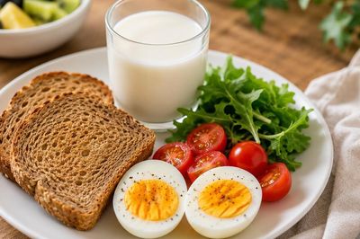 Sau tuổi 50, bữa sáng nên ăn gì để sống khỏe mạnh, hạn chế mất cơ?