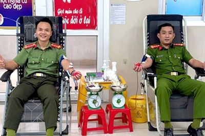 Cán bộ công an Quảng Trị hiến máu cứu cháu bé nguy kịch