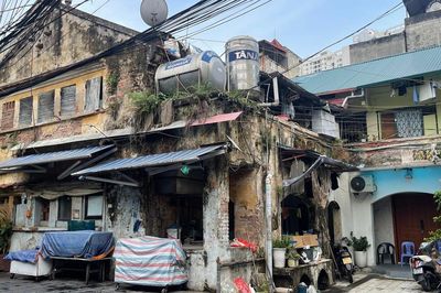 Cận cảnh khu tập thể 2 tầng giữa lòng Hà Nội sắp được thay thế bằng 2 tòa chung cư