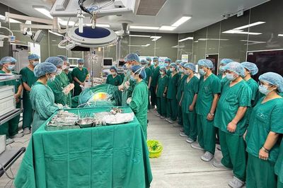 Người con nghẹn ngào ký đơn hiến tạng của cha: 'Nếu bố không thể ở lại, xin hãy để một phần của bố tiếp tục sống...'